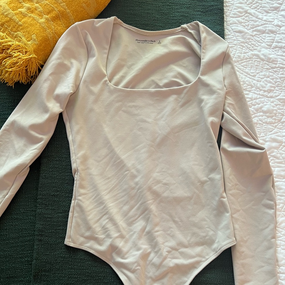 ABERCROMBIE AND FITCH - SIZE S - square neck long sleeve tan bodysuit soft